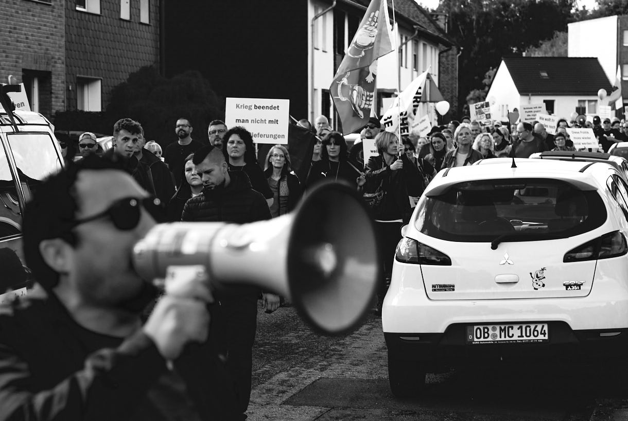 H.Schiele: Demo von "Oberhausen geht Spazieren" in Oberhausen Sterkrade, 16. Oktober 2022