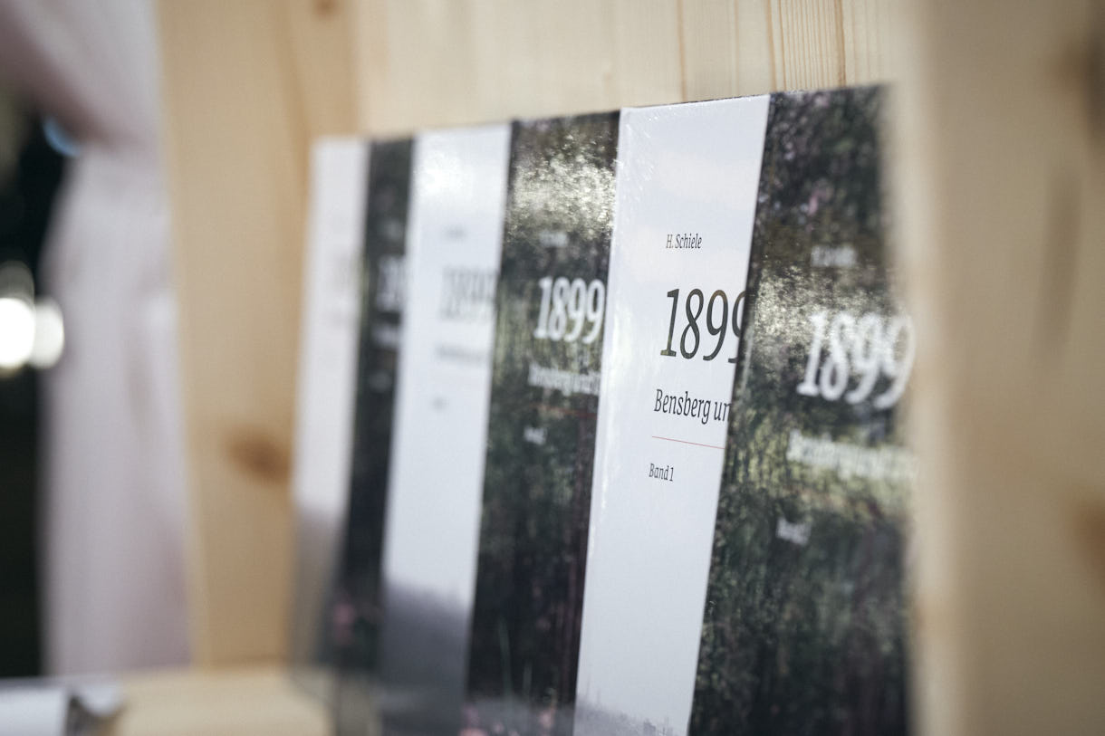 Die Bücher "1899 - Bensberg und Umgegend", Band 1 und 2 von H.Schiele stehen auf einem Regal