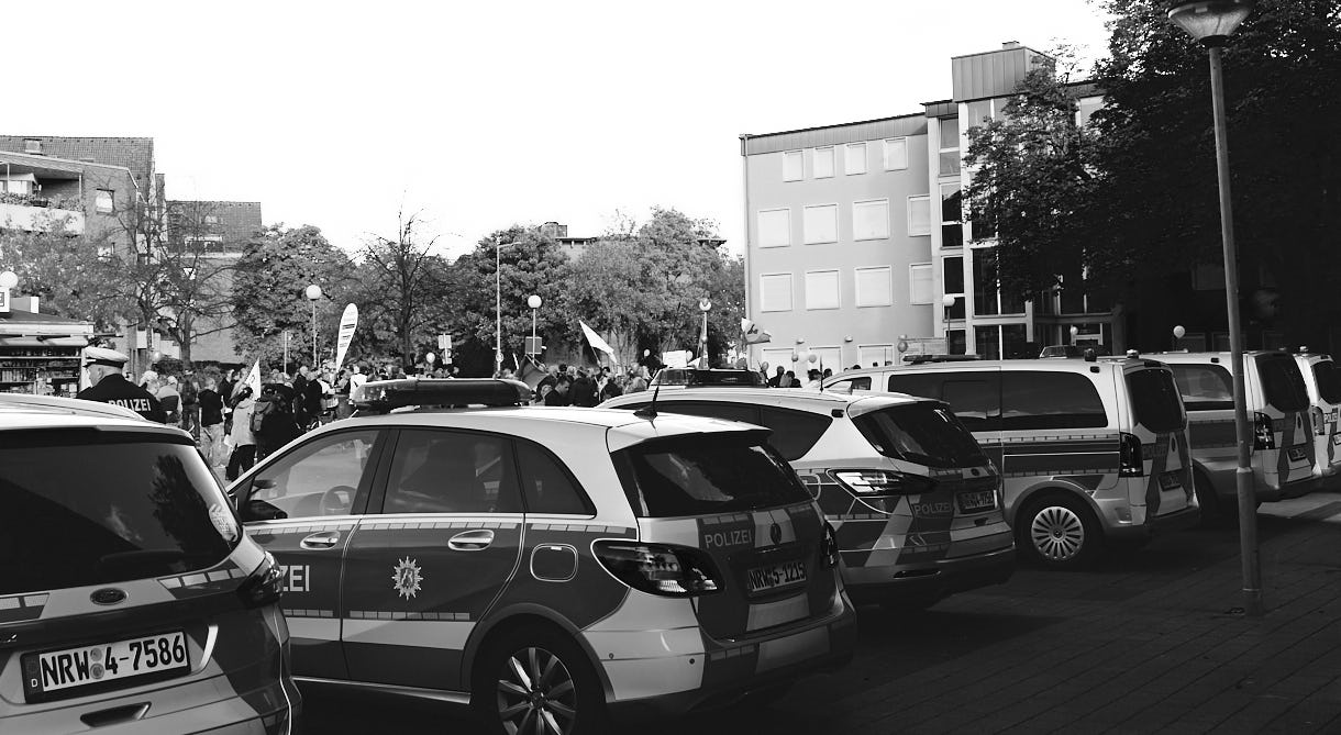 H.Schiele: Demo von "Oberhausen geht Spazieren" in Oberhausen Sterkrade, 16. Oktober 2022