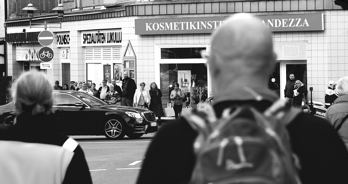 H.Schiele: Demo von "Oberhausen geht Spazieren" in Oberhausen Sterkrade, 16. Oktober 2022