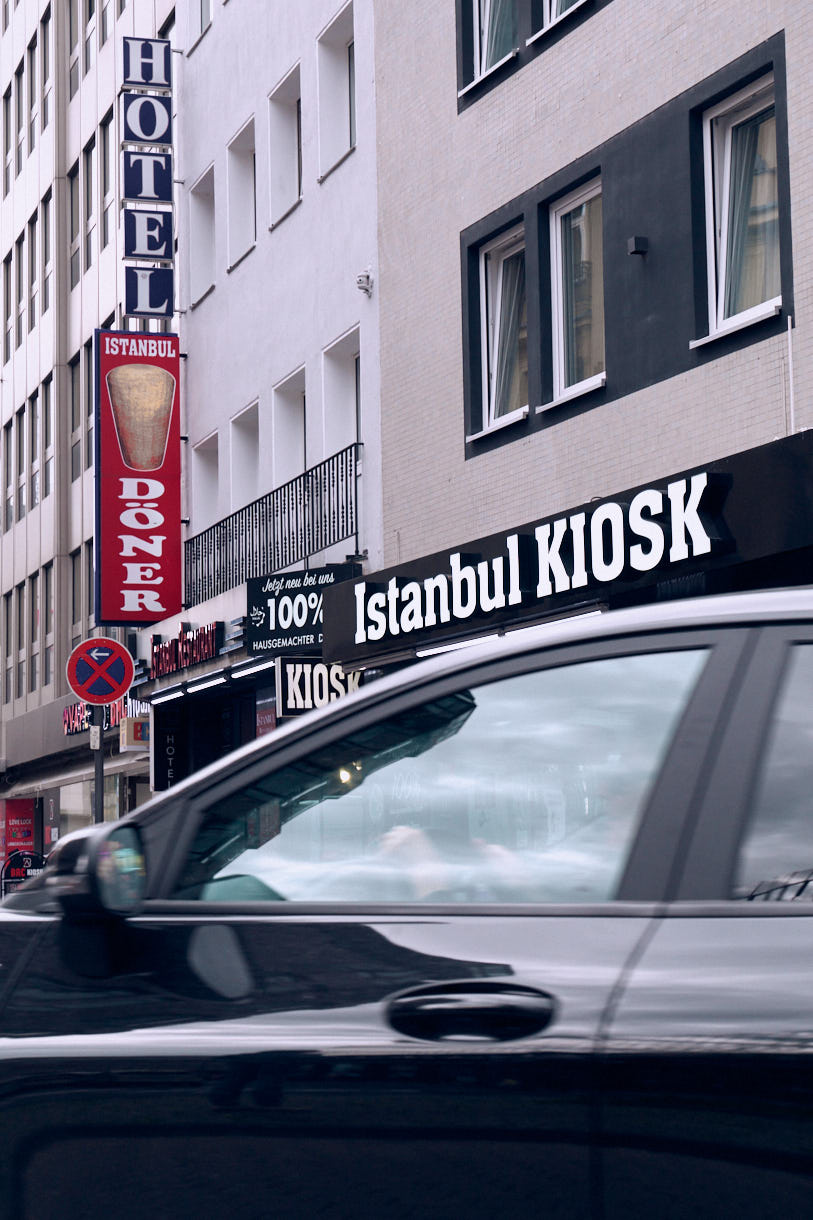 Marzellenstraße - aus der Serie "Istanbul Kiosk" von H.Schiele