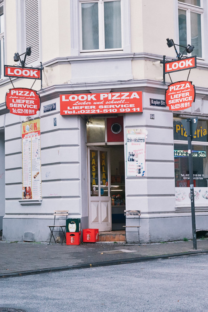 Fotografie aus der Serie "ehrenfeld" des "Street"-Fotografen H.Schiele; 2024; https://hschiele.de/ehrenfeld