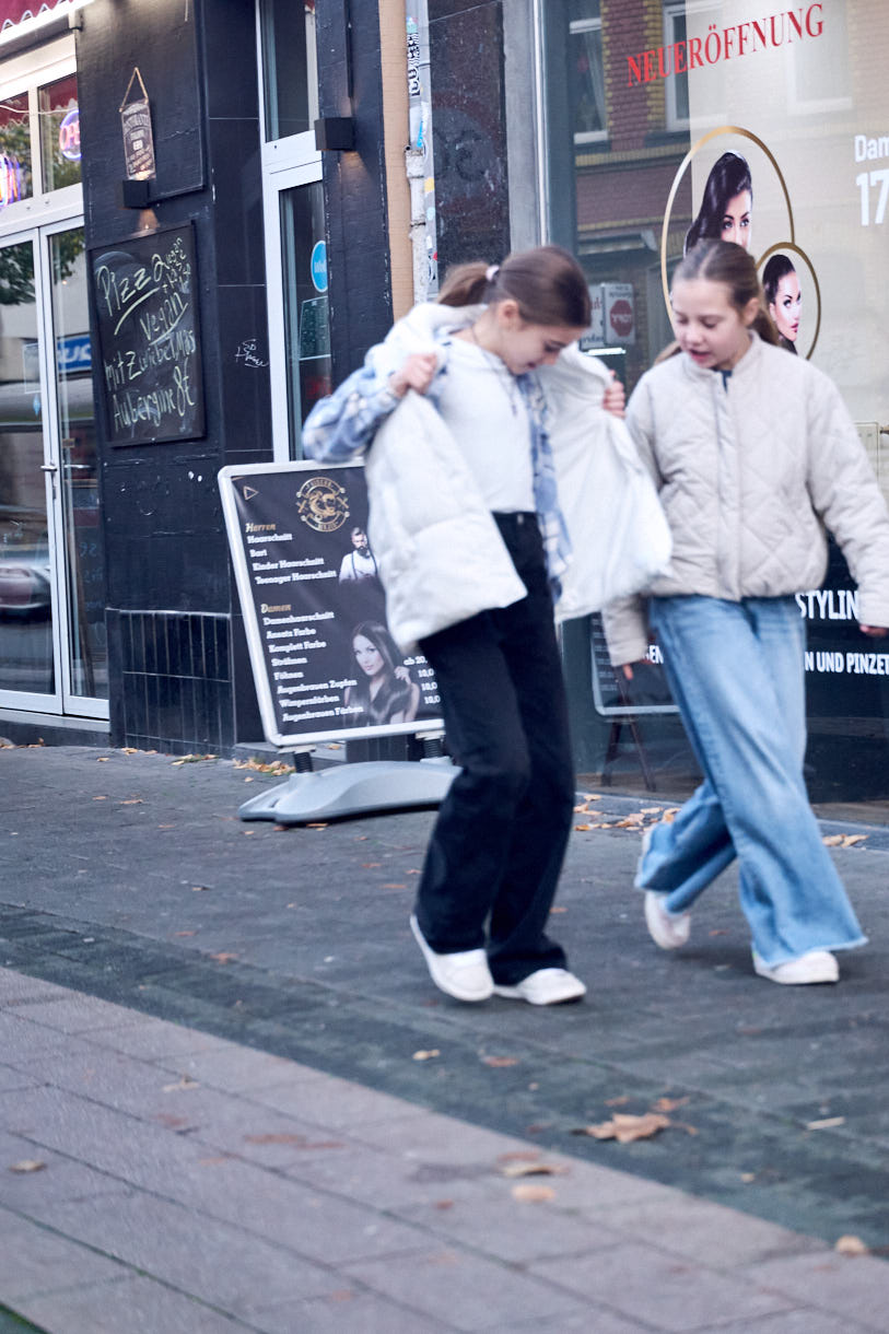 Fotografie aus der Serie "ehrenfeld" des "Street"-Fotografen H.Schiele; 2024; https://hschiele.de/ehrenfeld