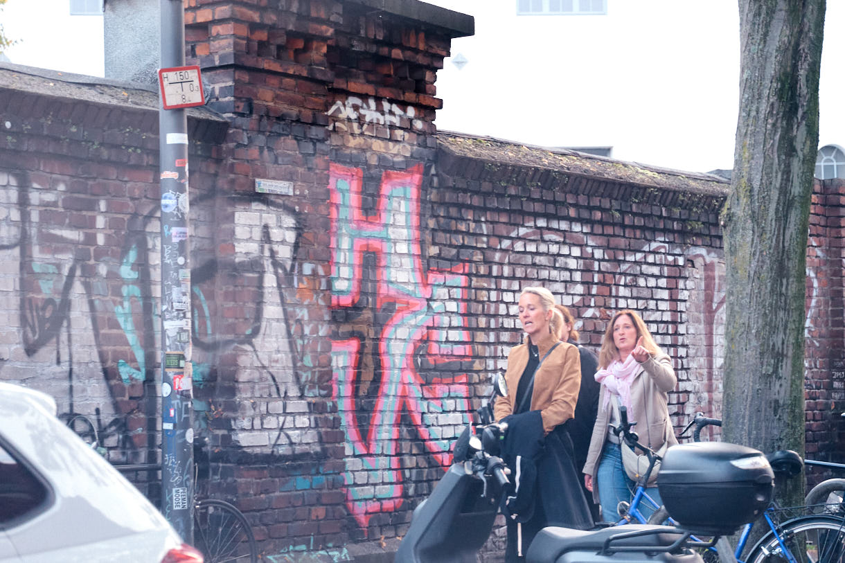 Fotografie aus der Serie "ehrenfeld" des "Street"-Fotografen H.Schiele; 2024; https://hschiele.de/ehrenfeld