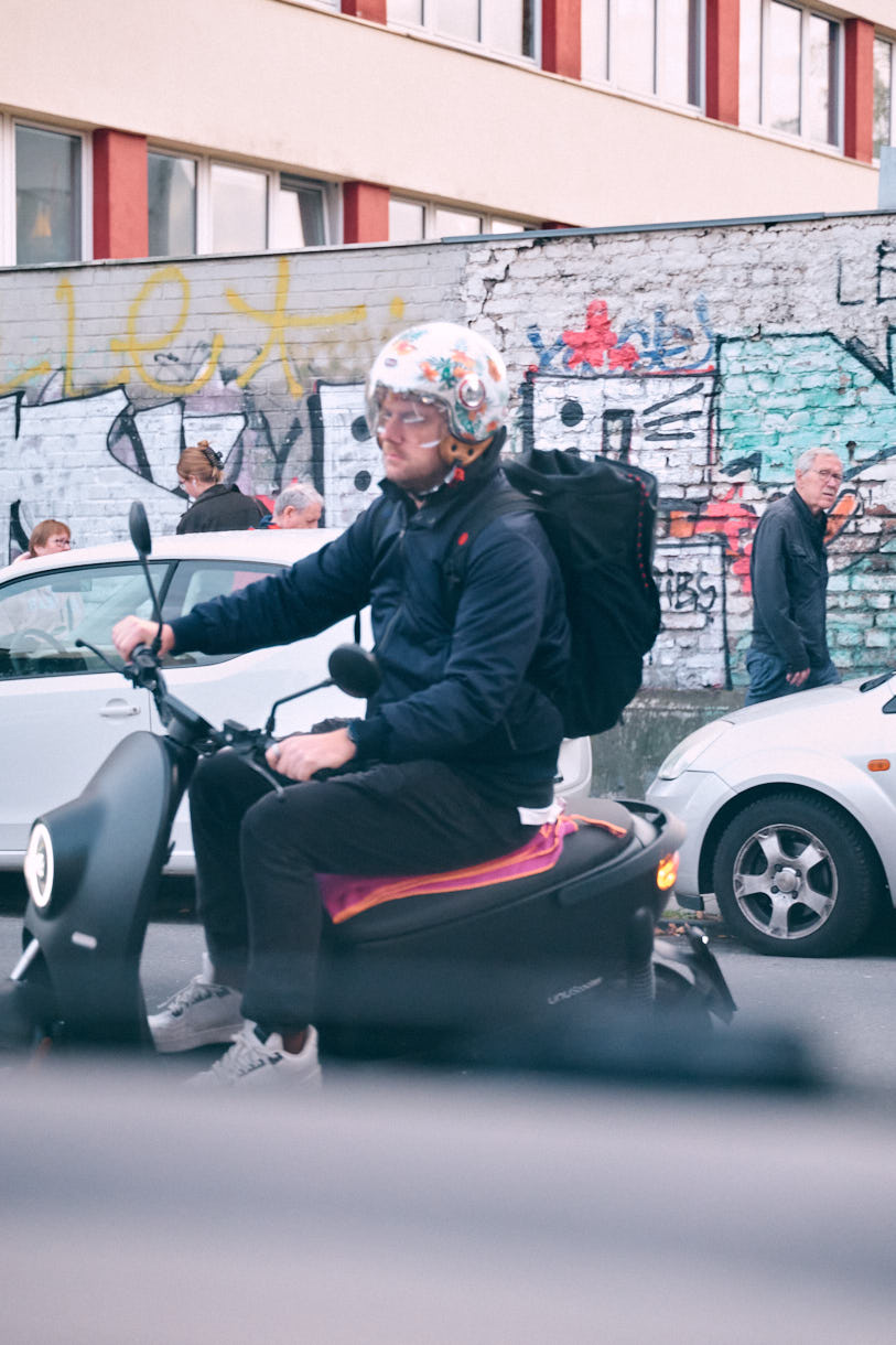 Fotografie aus der Serie "ehrenfeld" des "Street"-Fotografen H.Schiele; 2024; https://hschiele.de/ehrenfeld