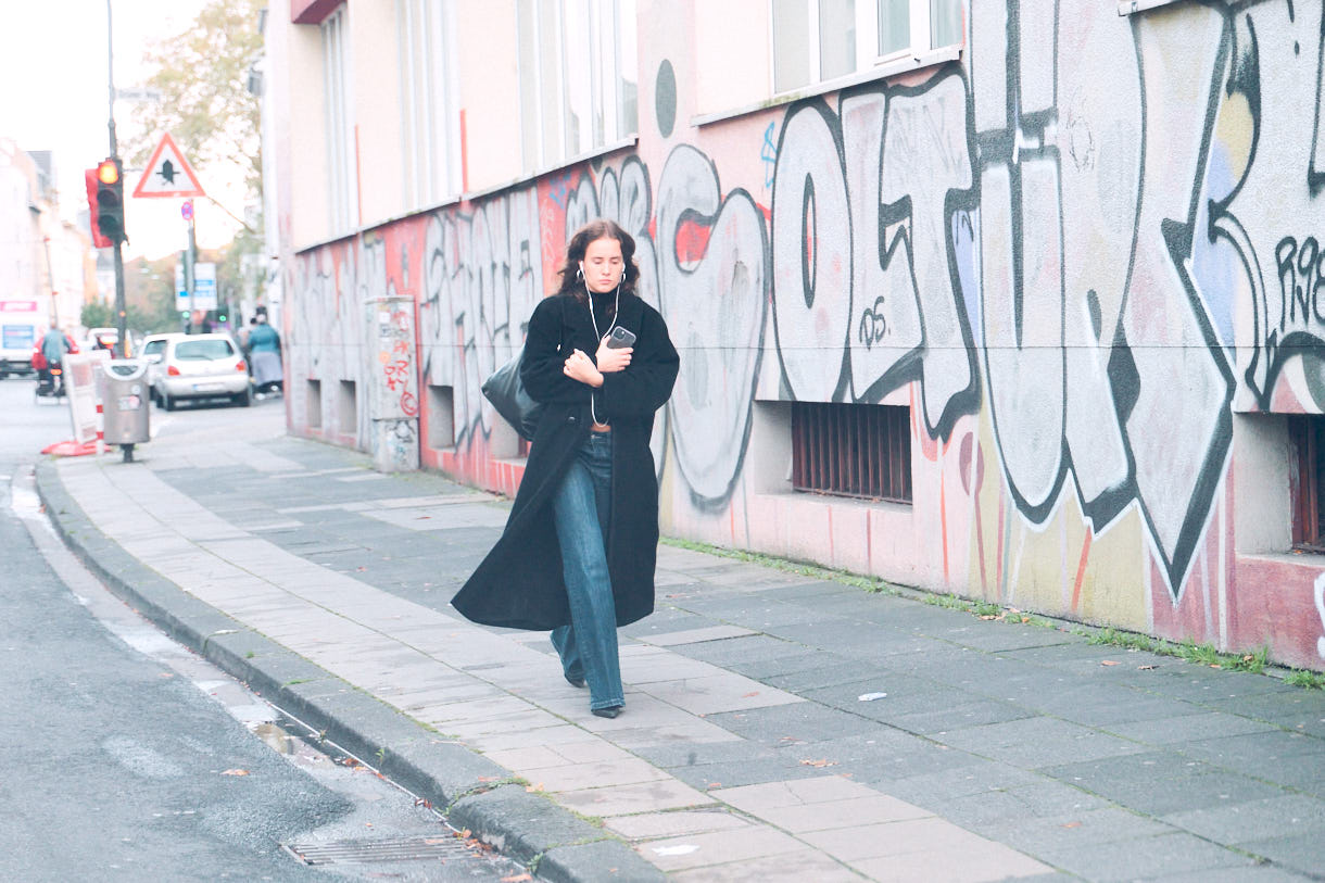 Fotografie aus der Serie "ehrenfeld" des "Street"-Fotografen H.Schiele; 2024; https://hschiele.de/ehrenfeld