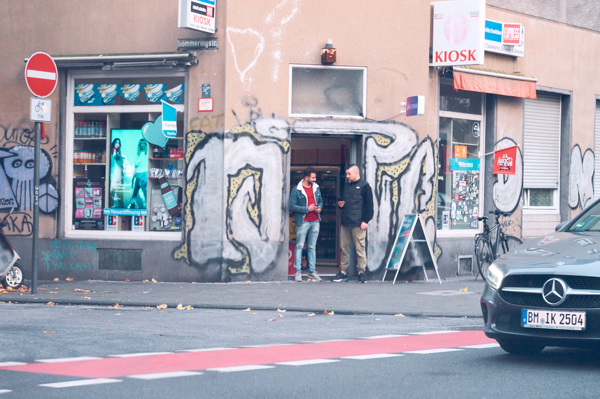 Fotografie aus der Serie "ehrenfeld" des "Street"-Fotografen H.Schiele; 2024; https://hschiele.de/ehrenfeld